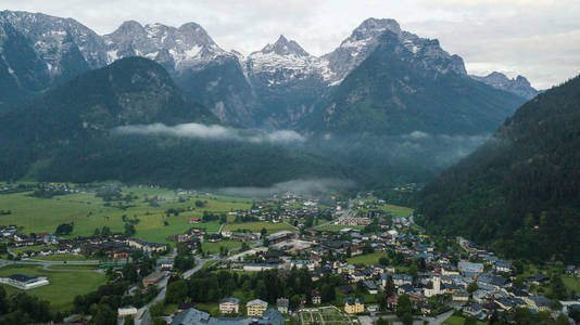 奥地利洛弗高山村庄的鸟图