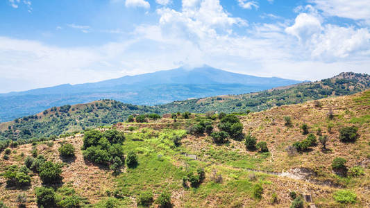 埃特纳山和绿色山坡视图