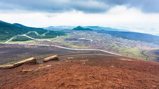 在冰冻的熔岩领域在埃特纳火山路