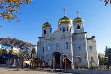 半球形的建筑俄罗斯北高加索皮亚蒂戈尔斯克秋日的救世主大教堂照片