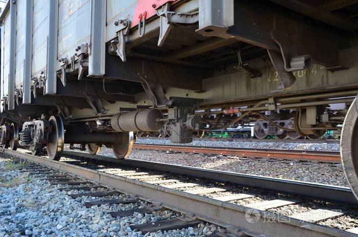 这张图片显示了火车集装箱的底部