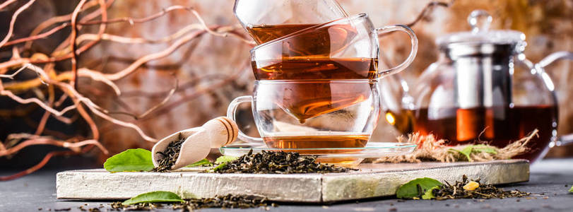杯新鲜的红茶, 温暖柔和的灯光, 深色的背景