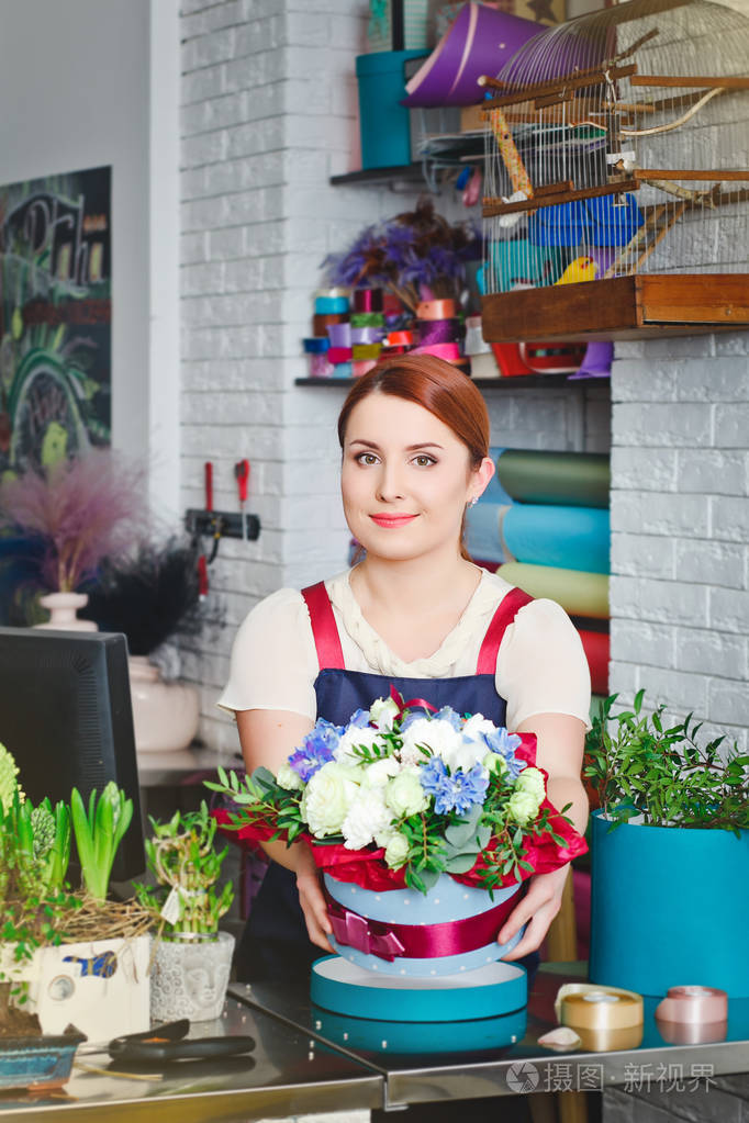 在一家花店工作的年轻女孩