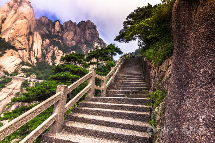 黄山 中国 14 年7 月29 日 走道在黄色的山照片 正版商用图片0tuja5 摄图新视界 黄山 中国 14 年7 月29 日 走道在黄色的山照片 正版商用图片0tuja5 摄图新视界