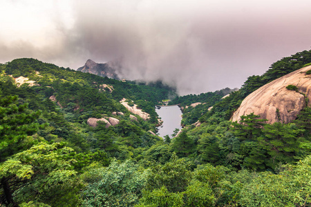 黄山 中国 14 年7 月29 日 走道在黄色的山照片 正版商用图片0tuja5 摄图新视界 黄山 中国 14 年7 月29 日 走道在黄色的山照片 正版商用图片0tuja5 摄图新视界