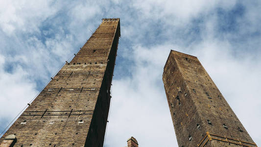 老爹家庭旅馆和托德利加里森达倾斜塔 aka 到期 Torri 意思两个塔 在意大利博洛尼亚