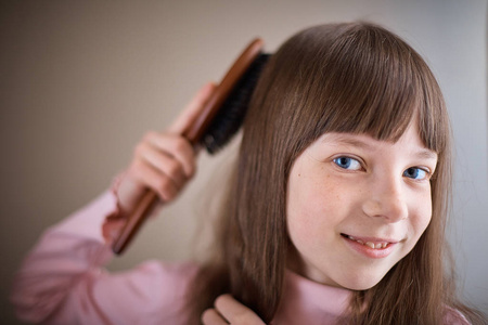 小女孩梳头图片