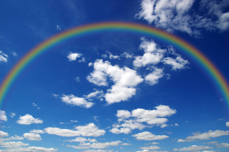 天空中的彩虹照片