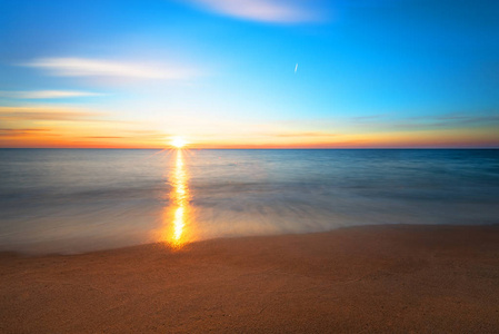 在日落期间的海景。美丽的自然海景，金砂
