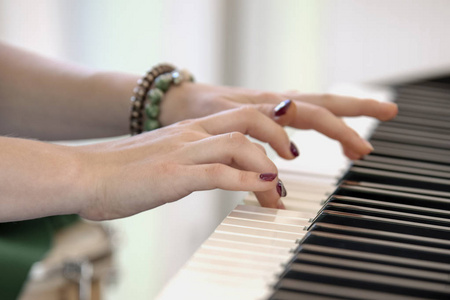 钢琴家用黑白钥匙在电子 fano 上演奏音乐的温柔双手