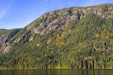 加拿大不列颠哥伦比亚省温哥华岛卡梅隆湖上的韦斯利山景观