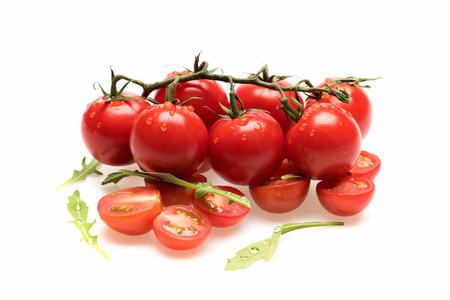 新鲜的蔬菜 樱桃番茄和绿色芝麻菜上白色孤立