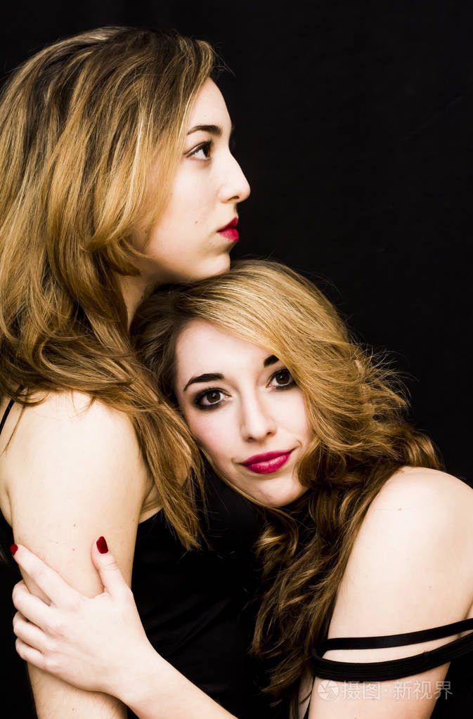 两个漂亮女人肖像在黑色的背景