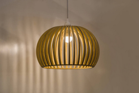 斯堪的纳维亚风格的现代木吊灯照片