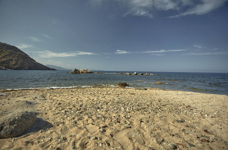 在日落时恢复了地中海海滩的景色