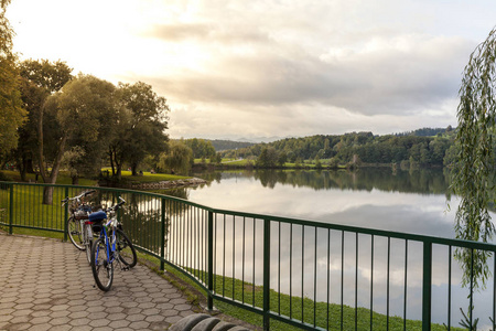 湖岸上的露台, 有两辆停放的自行车