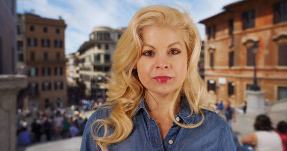 个 美丽的金发碧眼的女人在罗马意大利度假在城市街道 相似素材图片