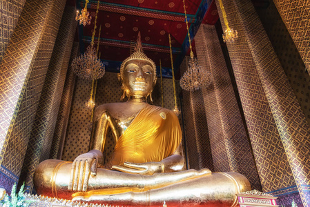 Kalayanamit 是由一位中国贵族创办的, 他捐赠土地建造寺庙。里面的 viharn 是一个巨大的佛像, 名叫 Phrap