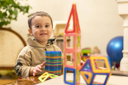 小微笑男孩玩磁性构造器玩具