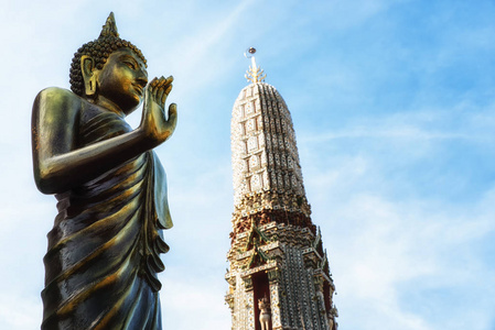 泰国曼谷阿伦 Ratchawararam 寺有相撞 尖顶 的佛像雕像。