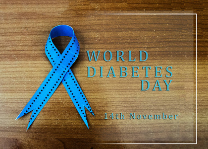蓝色丝带在木背景与文本世界糖尿病天