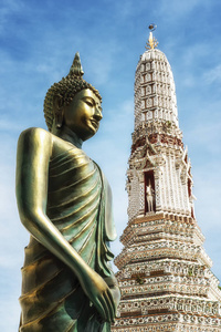 在泰国曼谷, 位于湄南河西岸的佛教寺庙阿伦被称为黎明寺。相撞背景下的佛像形象观