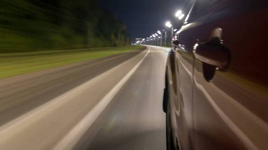 Drivelapse 从车侧行驶在一晚公路延时延时拍摄, 道路上的灯光在汽车上高速反射。现代城市的快速节奏