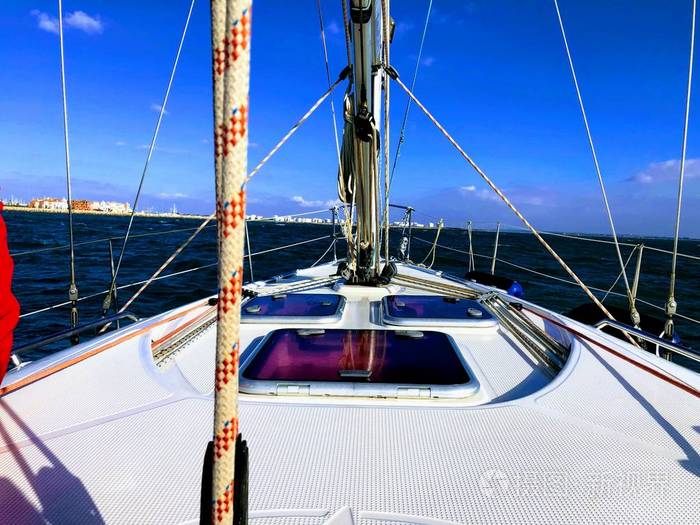 船头在海上航行