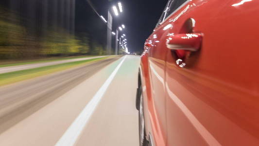 Drivelapse 从车侧行驶在一晚公路延时延时拍摄, 道路上的灯光在汽车上高速反射。现代城市的快速节奏