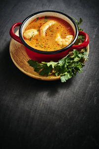 传统的泰国汤, 虾在一个红色的锅与欧芹