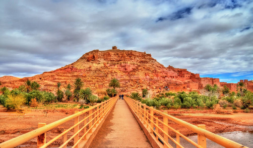 在 Ait Ben Haddou，摩洛哥 Asif Ounila 河新桥