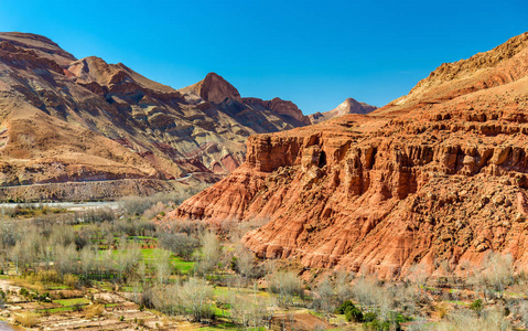 在摩洛哥 Bou Tharar Assif Mgoun 山谷的景色