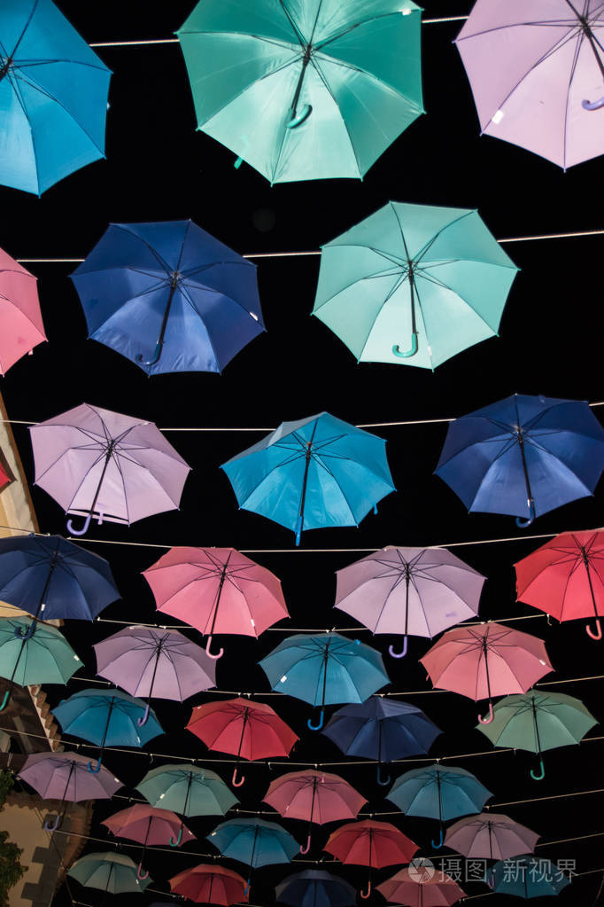 在黑暗的背景色开的雨伞