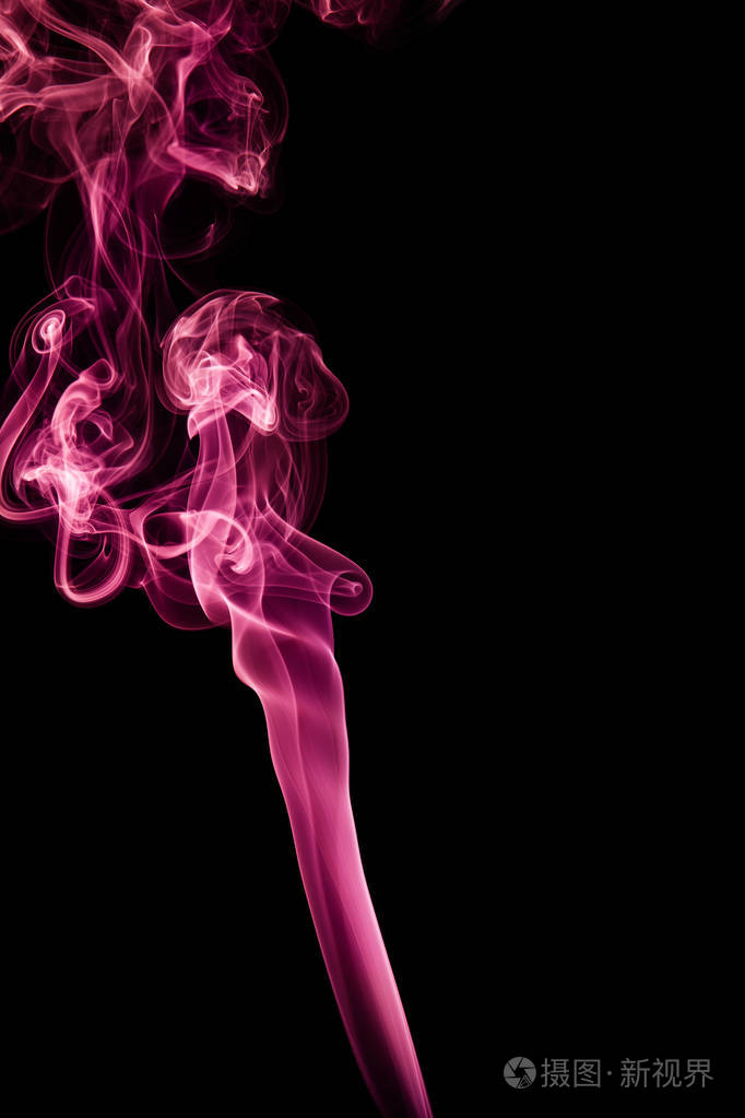 波浪形粉红色的烟在一个黑色的背景
