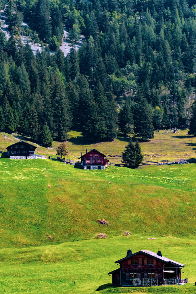 首都瓦杜兹和马尔本之间的道路上, 列支敦士登中部的一个小村庄的景色