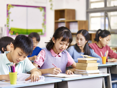 亚洲小学生使用数码平板电脑上课课堂上的亚洲小学生亚洲小学生在课堂