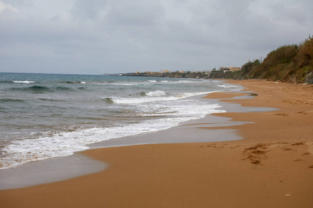 中海南部东部沙质海岸线多纳卢卡塔海滩(拉古萨省)人们在海滩上意大利