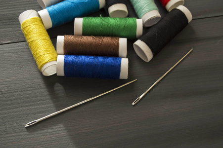 缝衣针和彩色的阀芯纱线 五彩的线轴纱线 缝纫和缝衣针 剪刀和剪刀，缝纫材料