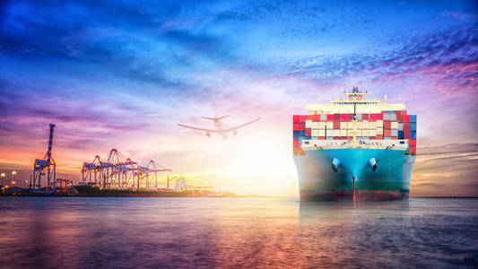 物流和国际集装箱货船在黄昏的天空，货物运输 海洋运输船舶