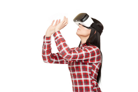 在现代的 Vr 耳机玩篮球运动中的女人