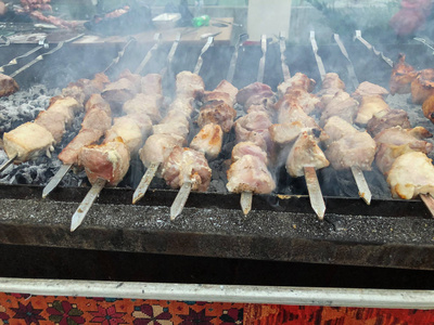 一年一度的节日 Tbilisoba。格鲁吉亚菜, 猪肉切成片装洋葱和胡椒煎羊肉串烤肉串