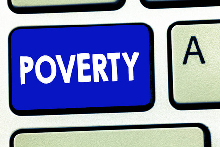写的笔记显示贫困。商业照片展示的状态是极端贫困无家可归的需要没有足够的钱