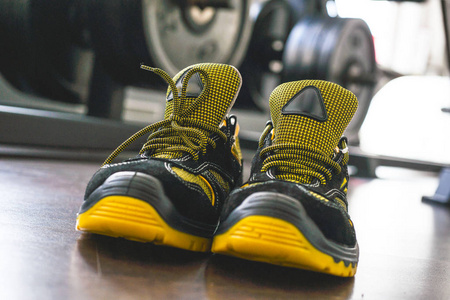 无品牌现代运动鞋在健身房。黑黄色的。舒适的鞋