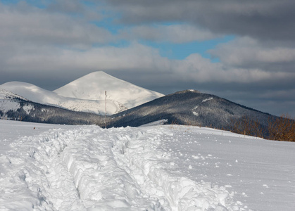 冬山山顶上的雪迹和脚印