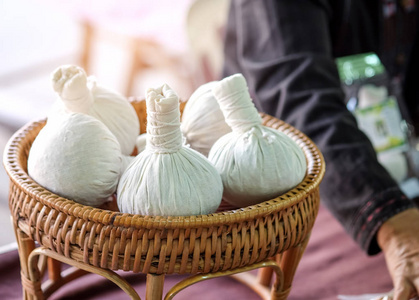 中药市场在木篮在市场上的中药热敷照片