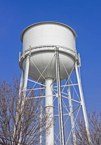 大型水塔矗立在农村社区照片