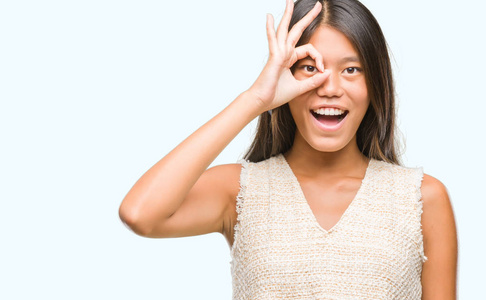 亚洲独立的女人独立背景的年轻亚洲妇女做 ok 手势用手微笑, 眼睛看