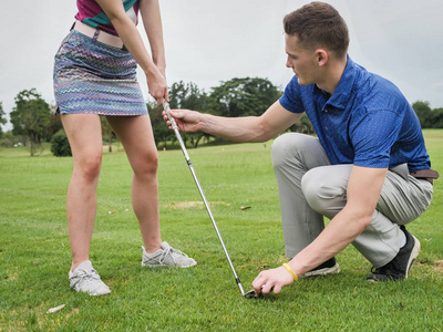 高尔夫球手教他的女朋友如何打高尔夫球, 生活方式的概念