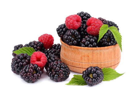 黑莓与覆盆子在木碗查出在白色背景