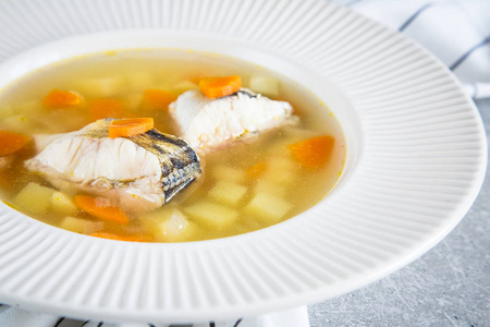 河鲈和白板中的蔬菜新鲜的鱼汤图片